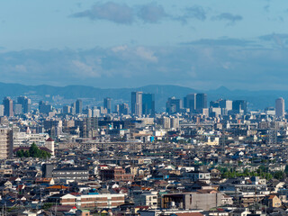 高台から眺める都市の風景