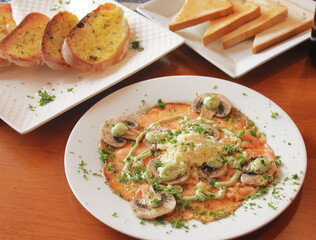 CARPACCIO DE SALMÓN CON PAN
