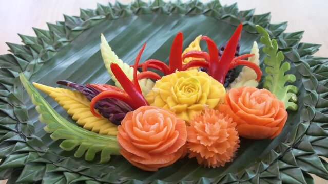 Thai vegetable carving Contains many types of vegetables, many colors, arranged beautifully. Placed on a natural plate made from banana leaves. 
