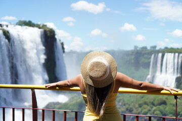 Garota nas Cataratas do Iguaçu