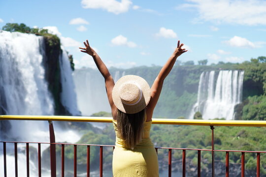 Garota nas Cataratas do Igua&ccedil;u