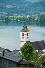 Wolfgangsee und Kirche St. Wolfgang im Salzkammergut 