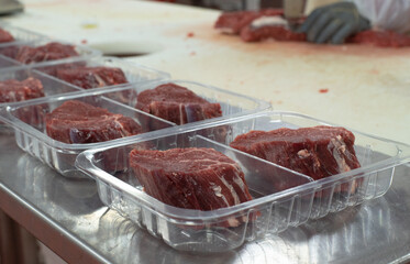 Envasando y preparando solomillo por un carnicero