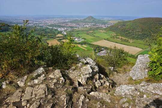 Blick vom M&auml;delefels auf Reutlingen und Eningen unter Achalm, Schw&auml;bische Alb, Baden W&uuml;rttemberg; Deutschland