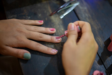 Obraz na płótnie Canvas Select focus Asian women's nails I'm decorating my fingernails at home.