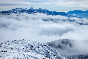 Fototapeta na wymiar 雲海に浮かぶ厳冬期の八ヶ岳