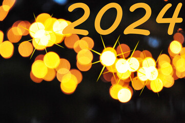 2024: Zahl und Bouquet mit Lichterfunkeln symbolisch für Weihnachten und Silvester