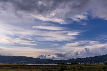 大野平野に夕日が沈む