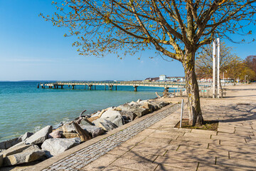 Blick auf die Promenade und Seebrücke der Stadt Sassnitz auf der Insel Rügen