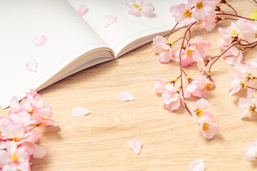 	春、新生活｜白紙のノートと桜の花