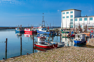 Fischerboote im Hafen von Sassnitz auf der Insel Rügen - obrazy, fototapety, plakaty