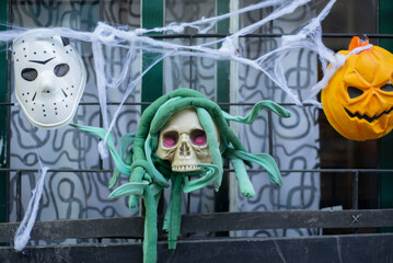 Calavera con peluca de meduza decorado para Halloween  © Maelia Rouch
