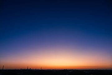 雲一つない澄み切った暁の空