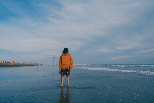 Niño parado en la playa