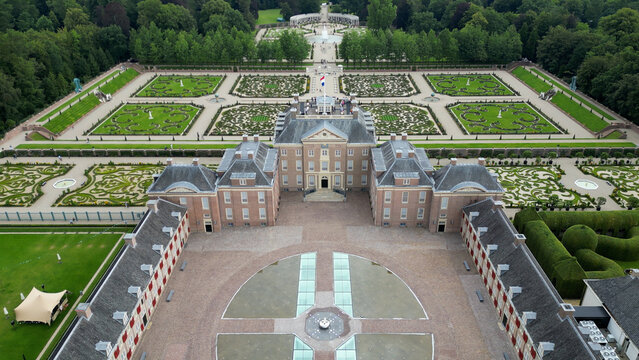 Symphony of Elegance: Palatial Splendor with Fountain and Tranquil Gardens. Het Loo. 