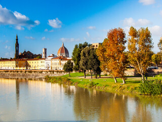 Italia, Toscana, Firenze, i colori dell'autunno sul fiume Arno. - 678731455