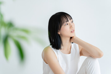 白い服を着た若い女性　美容・健康イメージ