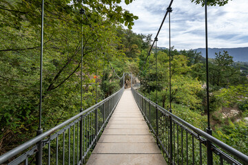 Obraz premium Algunder Waalweg Hängebrücke - Meran - Südtirol - Italien