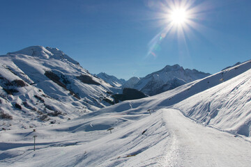 paysage d'hiver: pistes de ski ou de raquettes dans les Alpes enneigées dans la station  Les Deux...