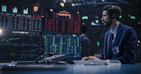 Stressed Stock Exchange Trader Can't Apprehend a Sudden Stock Market Collapse. Financial Crisis Concept with Stock Broker Saddened by Negative Ticker Information, Red Graphs and Real-Time Data - obrazy, fototapety, plakaty