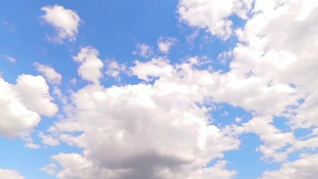stimmungsvoller blauer Himmel mit vorbeiziehenden wei&szlig;en Wolken im Zeitraffer
