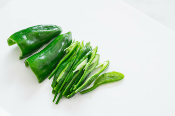 千切りするピーマン