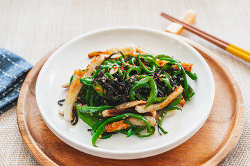 ちくわを加えたピーマンと塩昆布炒め