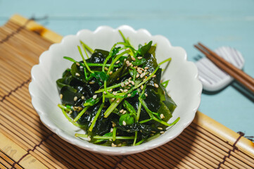 豆苗とわかめの和え物