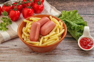 Mini sausages with pasta macheroni