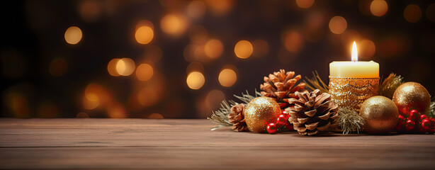 vela junto a decoración navideña de bolas, acebo y piñas, sobre soporte de madera y fondo dorado desenfocado