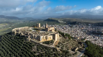 Photo sur Plexiglas Cerro Torre vista aérea con dron de la fortaleza de la mota en Alcalá la Real, Andalucía 