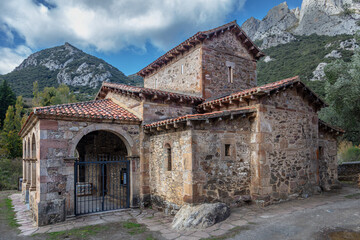Fototapeta premium Santa Maria de Lebeña, Lebeña, Cantabria, Desfiladero de la Hermida, Potes, Santander