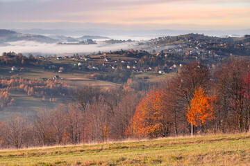 Krajobraz górski i mglisty wschód słońca, jesienny poranek, Beskidy