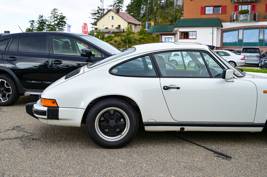 Wei&szlig;er Porsche 911 Carrera G-Modell 2. Generation Oldtimer Sportwagen der 1970er und 1980er Jahre in Seebach, Schwarzwald, Baden-W&uuml;rttemberg, 02.10.2023