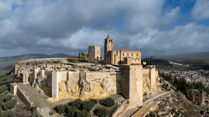 Papier Peint photo autocollant Cerro Torre vista aérea con dron de la fortaleza de la mota en Alcalá la Real, Andalucía 