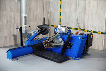 Tire fitting machine. Disassembling the wheels of the car.