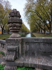 Bank aus Stein mit Blick auf den Wassergraben der Shopping-Meile in Düsseldorf