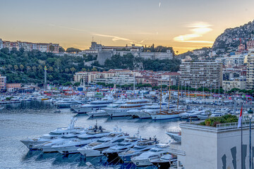 Coucher de soleil sur le rocher et le palais princier de Monaco