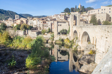 Fototapeta na wymiar le village de Besalù et son reflet du pont