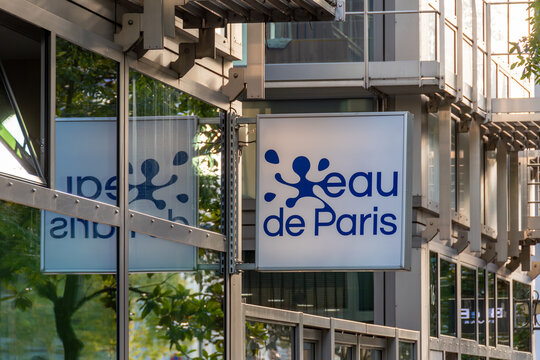 Paris, France - 15 novembre 2023: Enseigne et logo devant le siège social d'Eau de Paris. Eau de Paris est un organisme public en charge de l'approvisionnement et de la distribution de l'eau à Paris
