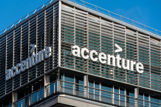 Paris, France - 15 novembre 2023: Enseigne et logo sur le siège social français d'Accenture. Accenture est une compagnie mondiale de conseil aux entreprises et aux institutions présente dans 120 pays