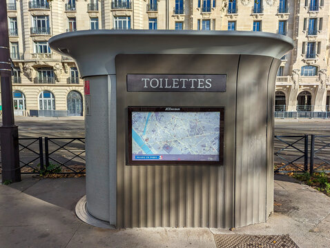 Paris, France - 15 novembre 2023: Vue ext&eacute;rieure d'une sanisette parisienne. Les sanisettes sont des toilettes publiques gratuites &agrave; entretien automatique install&eacute;es &agrave; Paris par la soci&eacute;t&eacute; JCDecaux