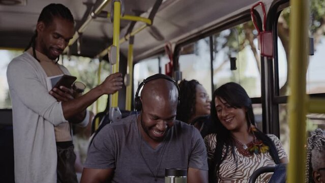 Passageiros multirraciais dentro do onibus em trajeto urbano. Cinematico 4k.
