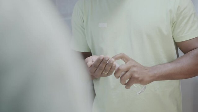 Homem negro aplicando espuma de barbear no rosto em frente ao espelho. Cinematico 4k.
