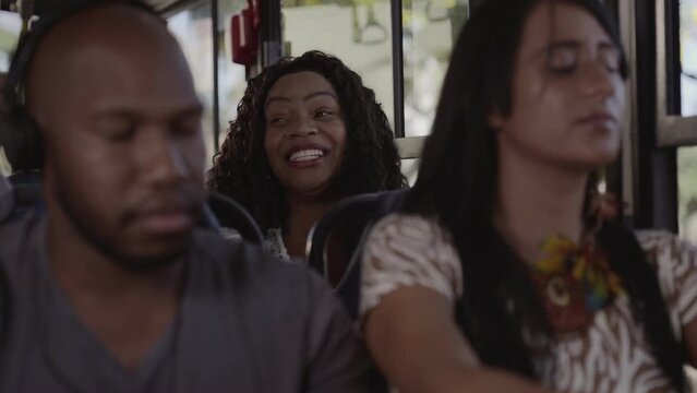 Pessoas conversando durante trajeto de onibus. Cinematico 4k.