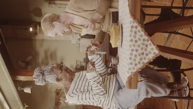 Mulheres maduras se divertindo a tarde. Cinematico 4k. Video vertical.
