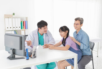Obraz premium asian doctor diagnosis and explaning to child patient about disease symptoms, treatment process in hospital