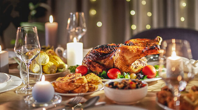 Table de repas de no&euml;l avec une dinde r&ocirc;tie et des bougies