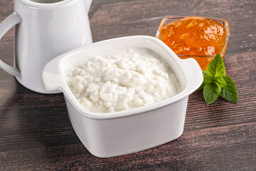 Grain curd with cream and jam