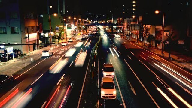 夜の都市で行き交う車をタイムラプス撮影